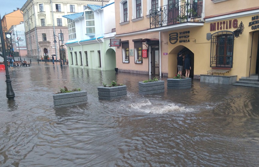 ​Потоп в Минске: водой залило кафе и магазины на улице Революционной