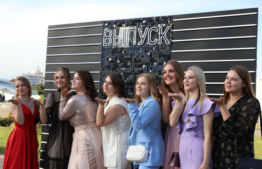 Стало известно, когда пройдут выпускные вечера в школах Беларуси в этом году