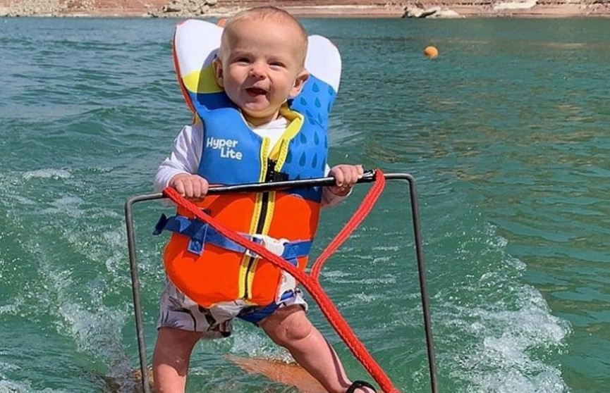 Шестимесячный малыш катается по озеру на водных лыжах