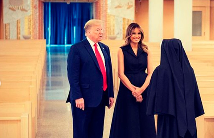 Мелания Трамп в графитовом платье восхитила поклонников