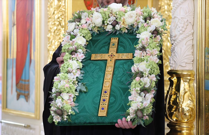 Лукашенко передал в дар церкви воссозданную святыню – напрестольный Туровский крест
