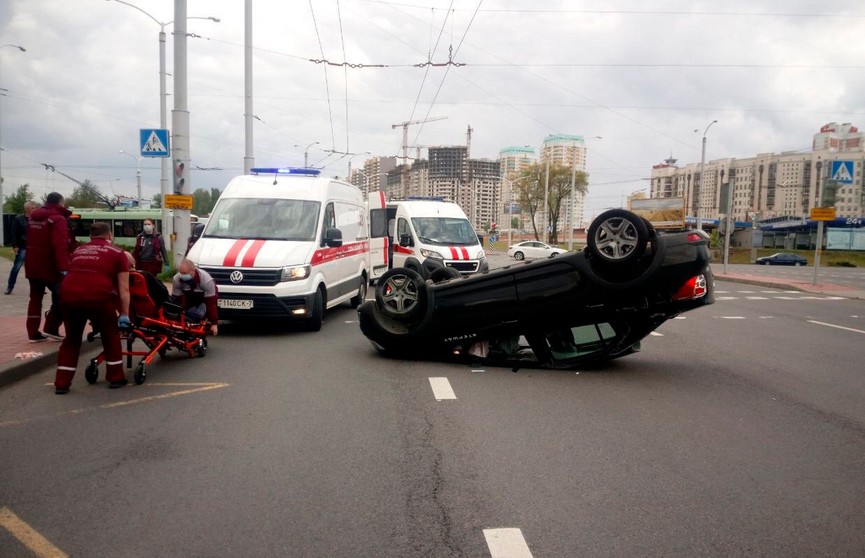 На проспекте Дзержинского в Минске опрокинулся автомобиль