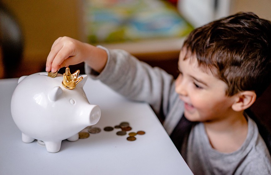 За что-то или просто так: как лучше давать ребенку карманные деньги? Совет психолога