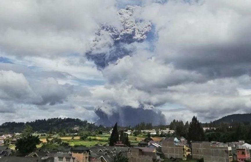 В Индонезии проснулся вулкан, высота столба пепла – 5 километров