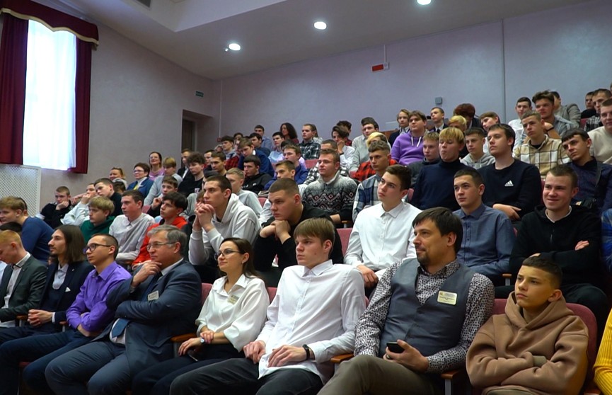 Откровенно, доступно и на равных: почему в Беларуси стали активно проводить беседы с молодежью?