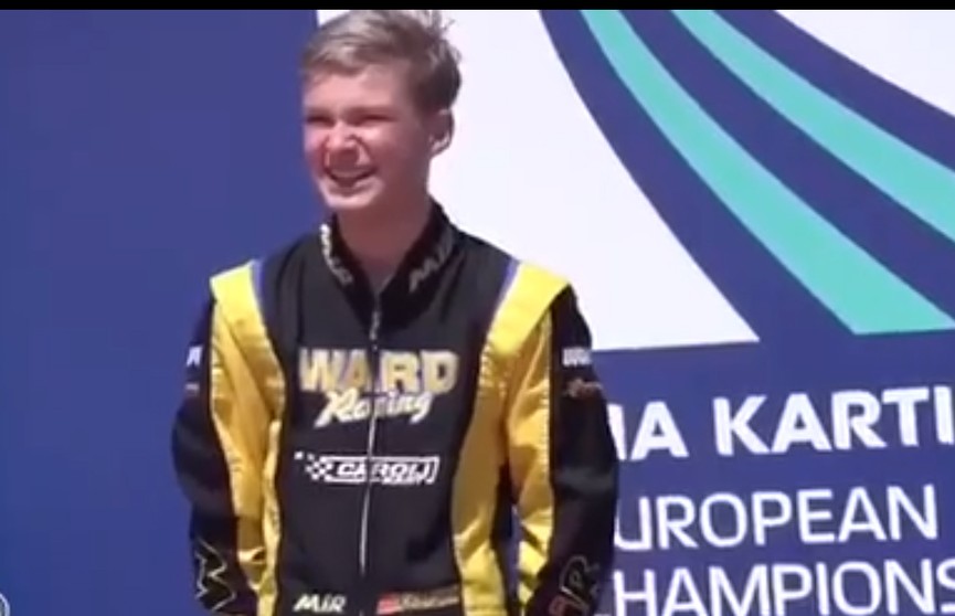 15-летний российский гонщик на пьедестале показал жест, похожий на нацистский