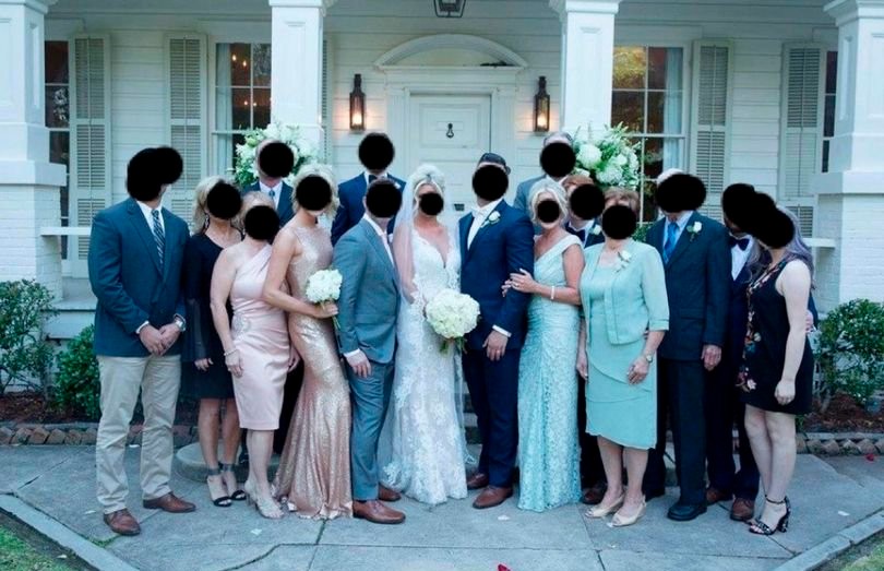Интернет-пользователи высмеяли мать жениха за наряд «невесты»