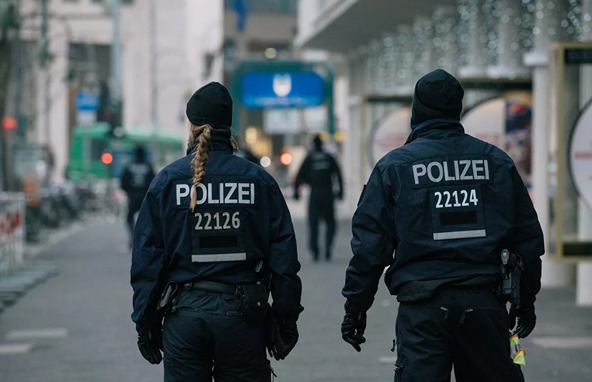 Мужчина с холодным оружием напал на людей в Германии