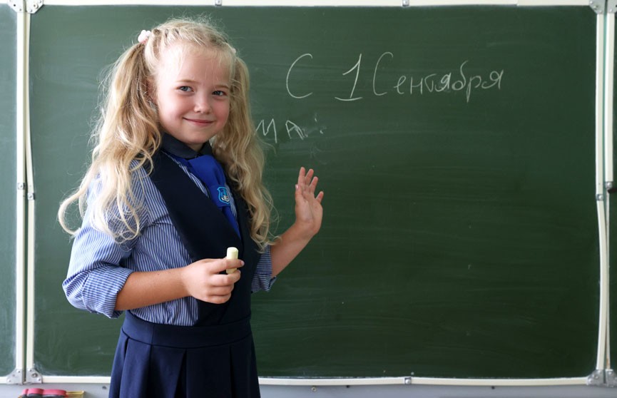 С нового учебного года в Беларуси введут второй элемент школьной формы