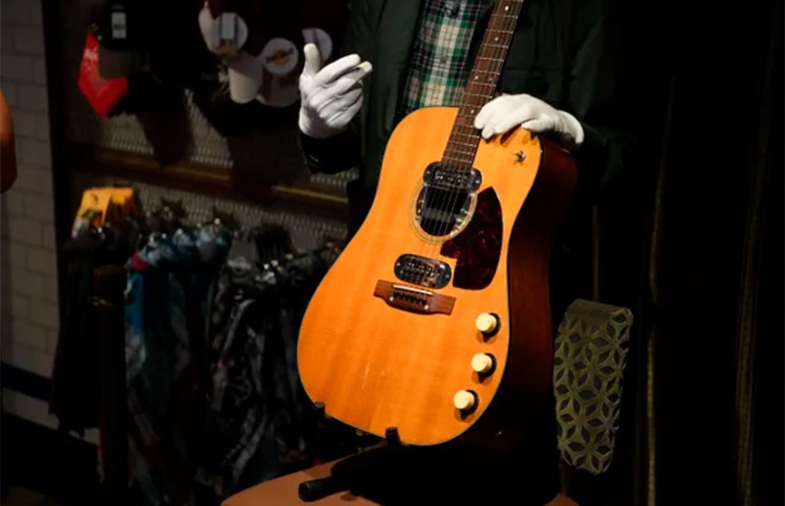 Гитару Курта Кобейна продали на аукционе за рекордные $6 млн