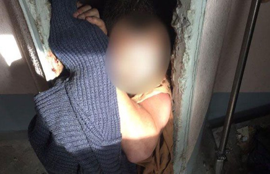 Мужчина застрял в мусоропроводе в Минске