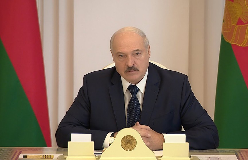 Лукашенко подписывает указ.