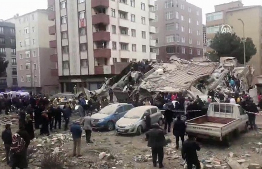 В Стамбуле обрушилось здание