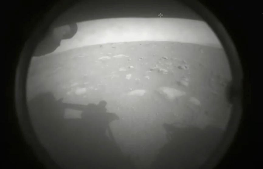 Аппарат Perseverance совершил посадку на Марсе и передал на Землю два снимка