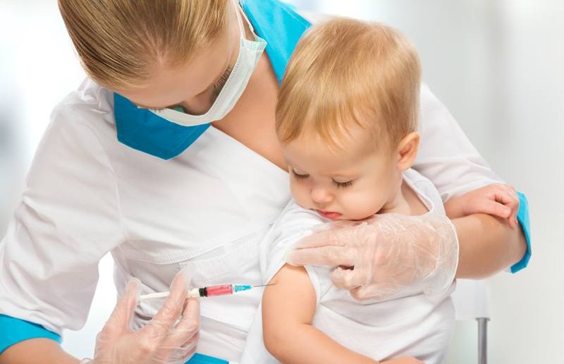 Опасно ли делать прививки детям после коронавируса, рассказала врач