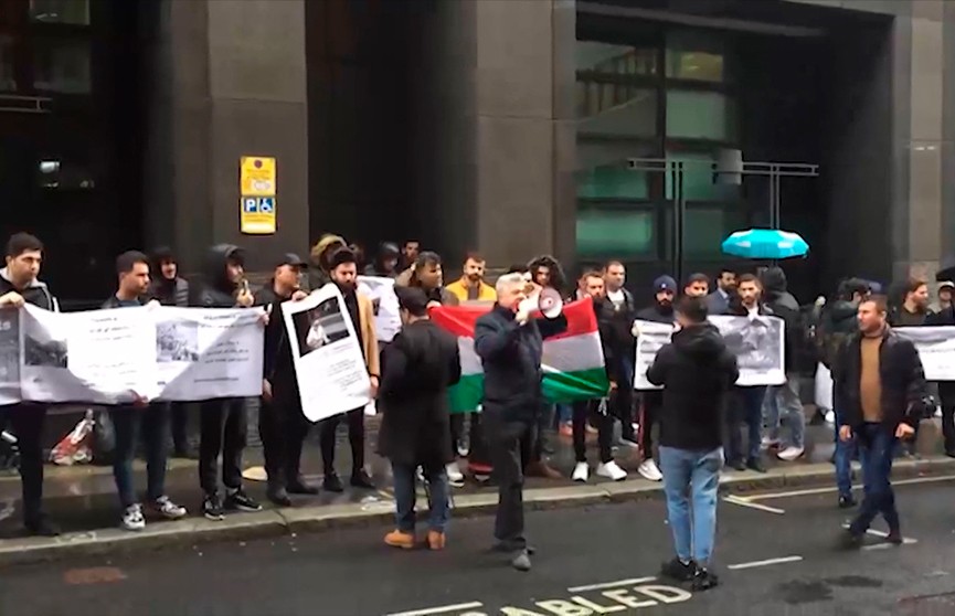 Перед посольством Польши в Лондоне прошла акция в поддержку беженцев