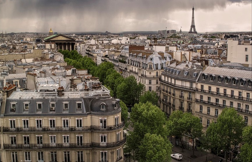 В Париже автомобиль въехал в террасу кафе: есть пострадавшие
