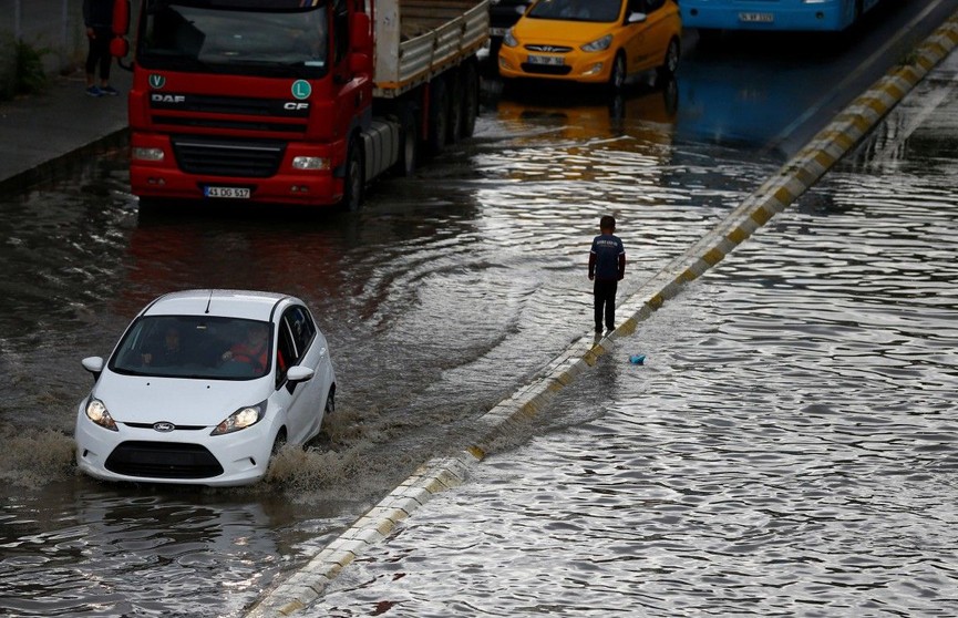 Мощный ливень затопил Стамбул