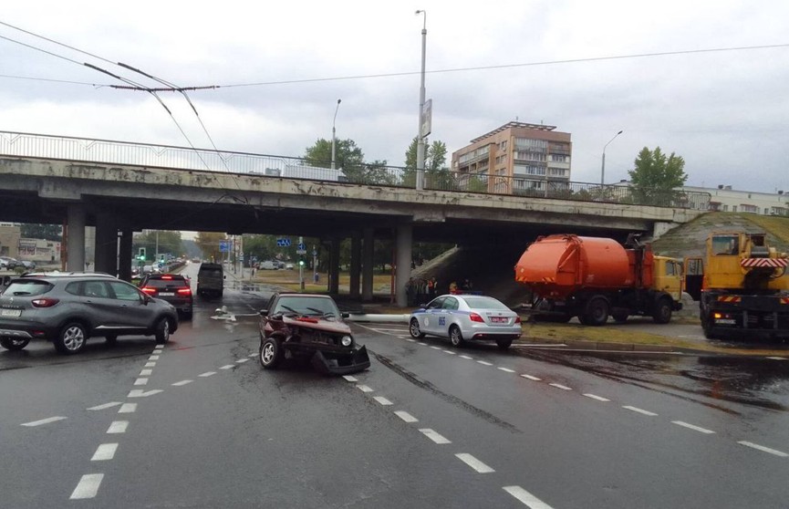 Из-за аварии в Минске на Стариновской движение на развязке затруднено