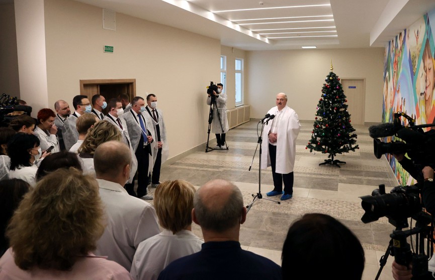 Президент поздравил ребят, которые встречают праздник в клинике, и пообщался с коллективом Центра детской онкологии