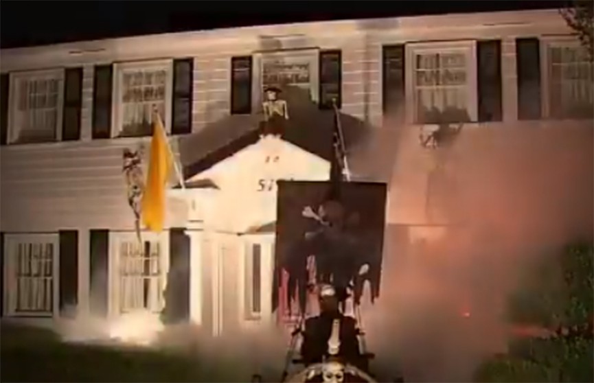 Дом украсили к Хэллоуину, а соседи позвонили пожарным