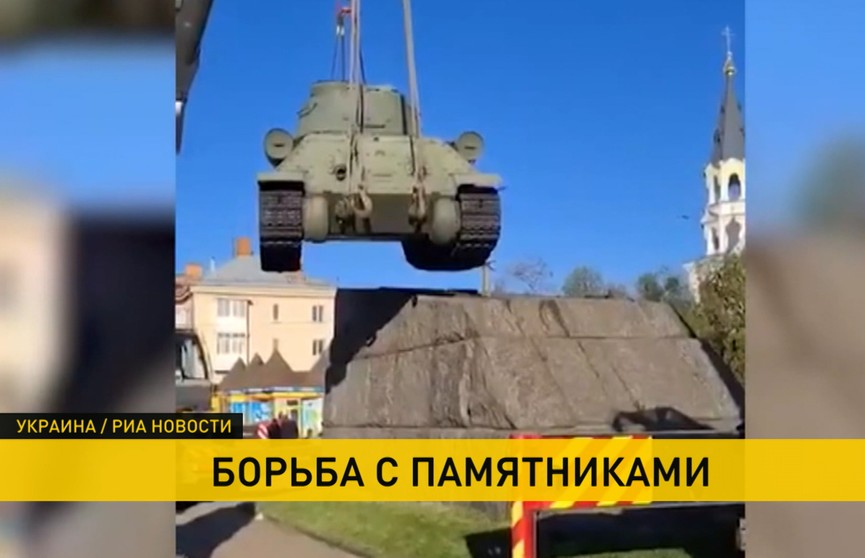 В Житомире с площади Победы убрали советский танк Т-34