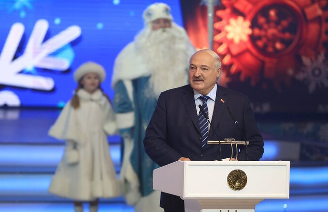 «В Беларуси нет чужих детей. Они все наши, родные». Президент посетил Главную елку страны
