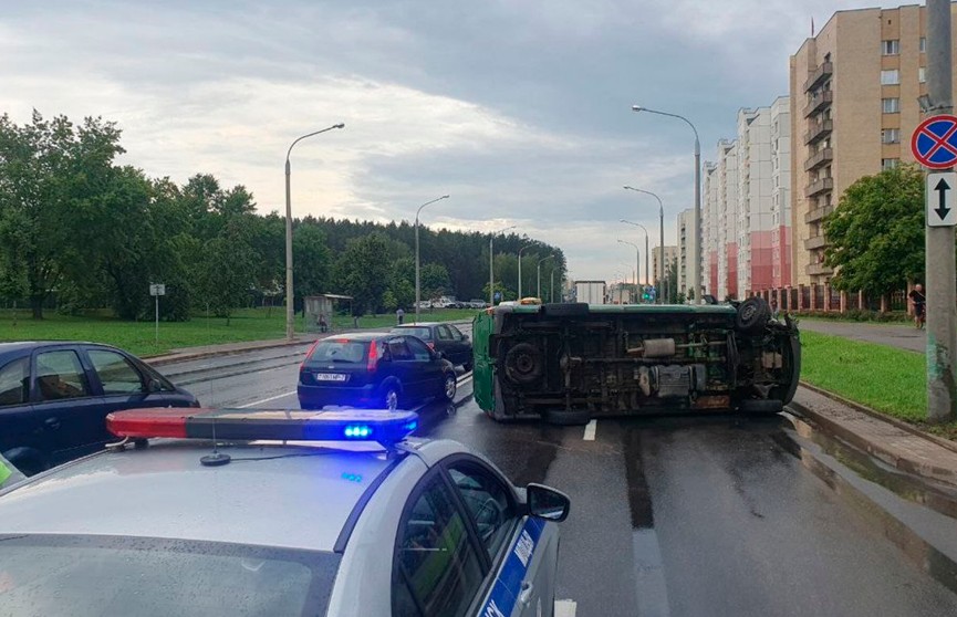 Водитель автомобиля выполняющий перестроение.