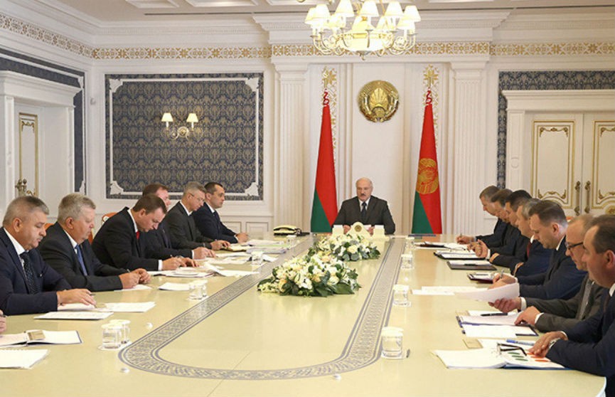 «Проблем со сбытом нет, надо усиливаться». Лукашенко провел совещание по актуальным вопросам развития пищевой промышленности