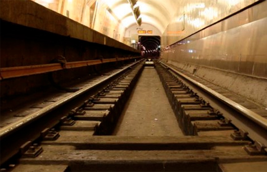 ​Пассажир спрыгнул на рельсы на станции метро «Автозаводская»
