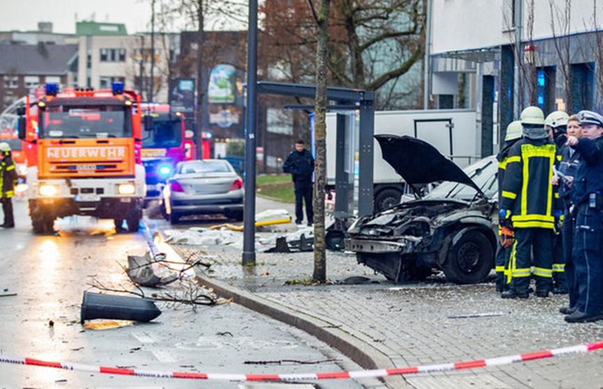 Автомобиль протаранил остановку в Германии, есть жертва