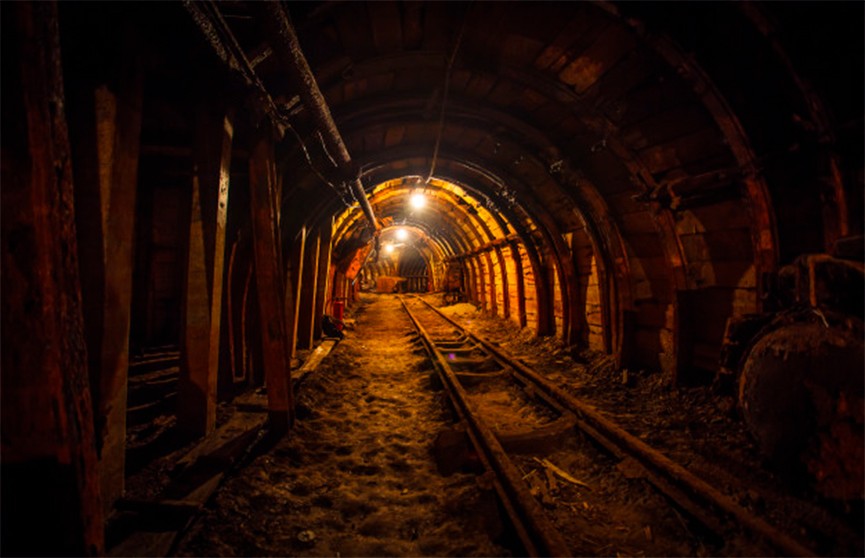 Шесть человек оказались под завалом после обрушения шахты в Китае