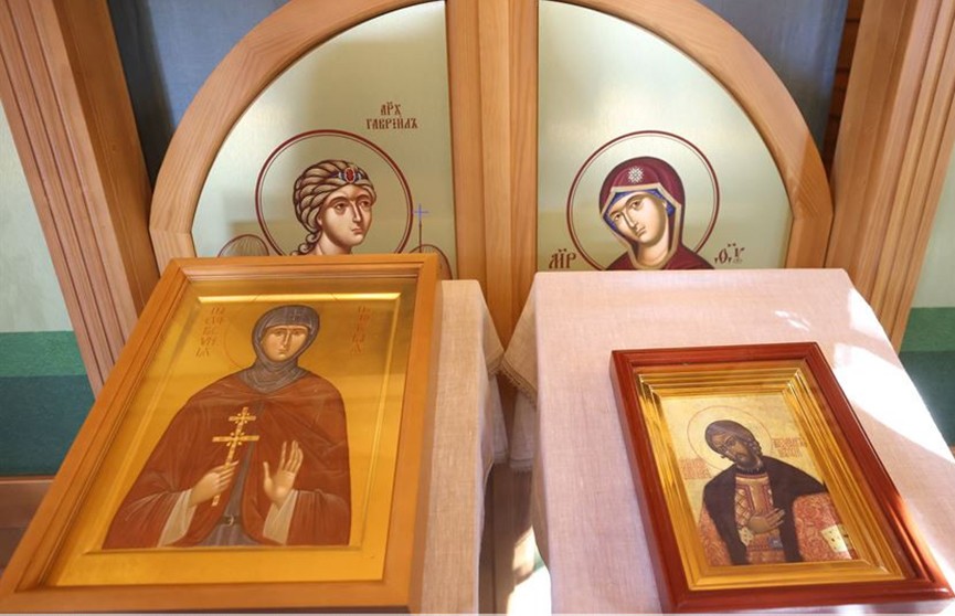 Александр Лукашенко передал две иконы в храм на территории комплекса «Хатынь»