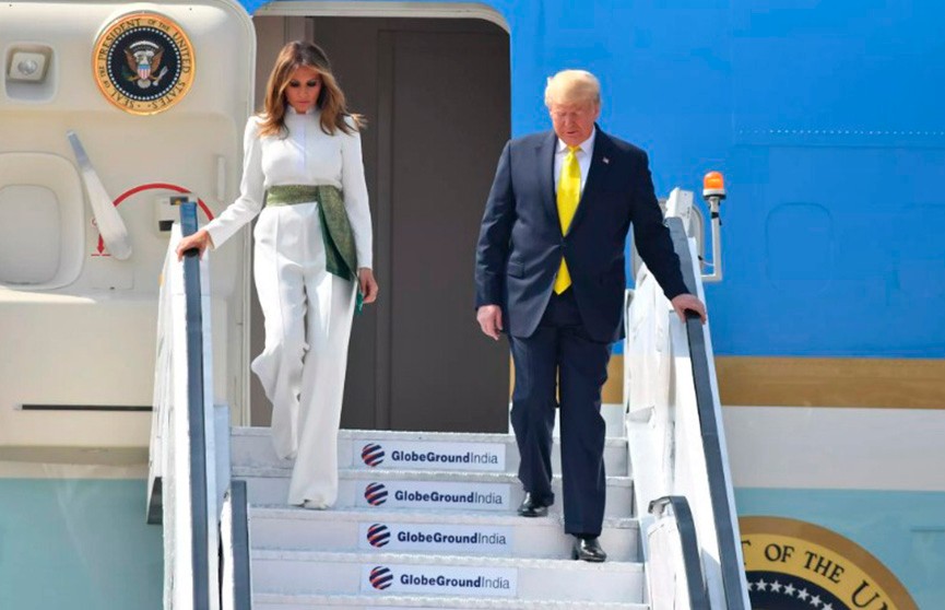 Мелания Трамп в белоснежном комбинезоне и Иванка в цветочном платье сразили публику во время визита в Индию