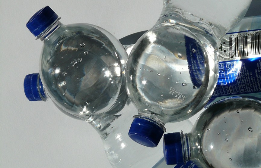 Ученые обнаружили в бутилированной воде опасные для человека частицы