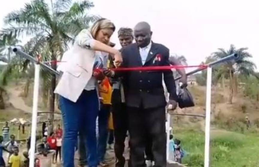 Пешеходный мост обрушился во время торжественной церемонии его открытия в Конго