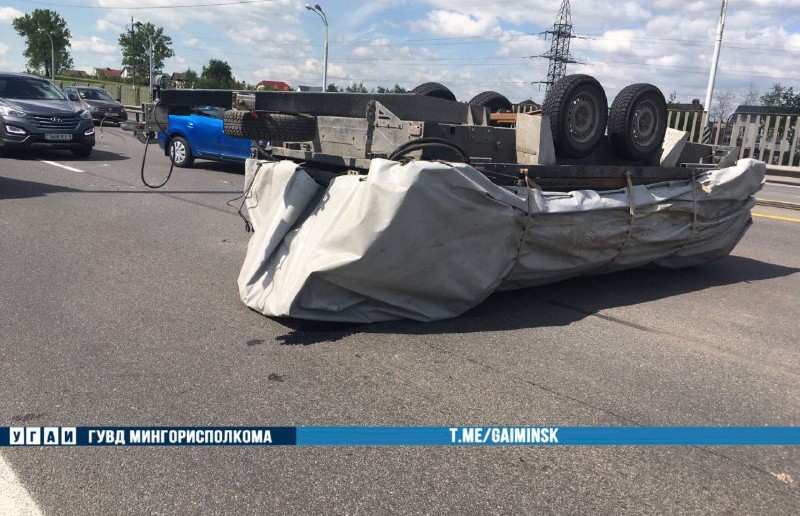 ДТП на МКАД в Минске: перевернулся прицеп