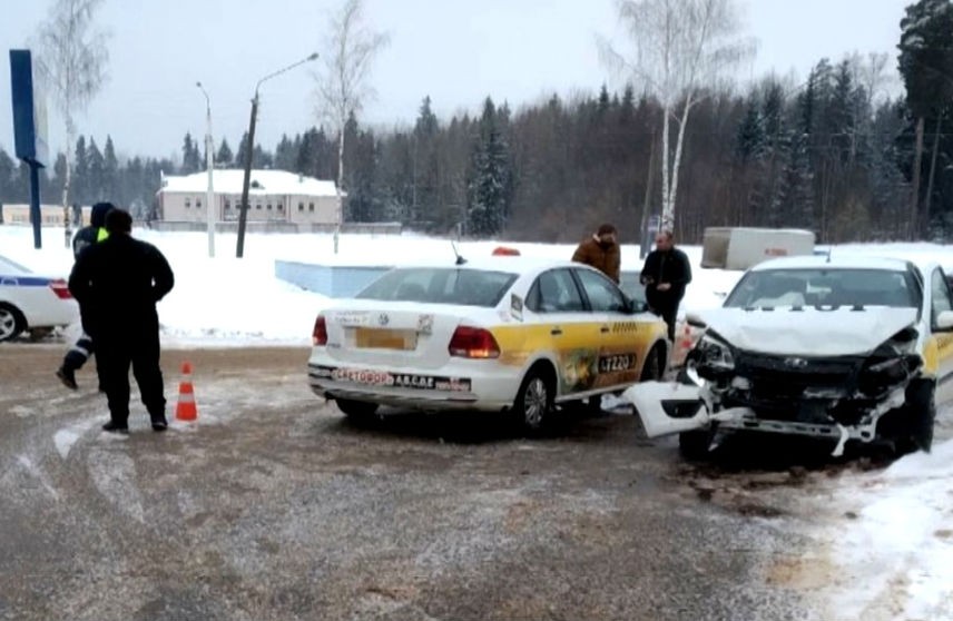 Два автомобиля такси не поделили дорогу в Новополоцке