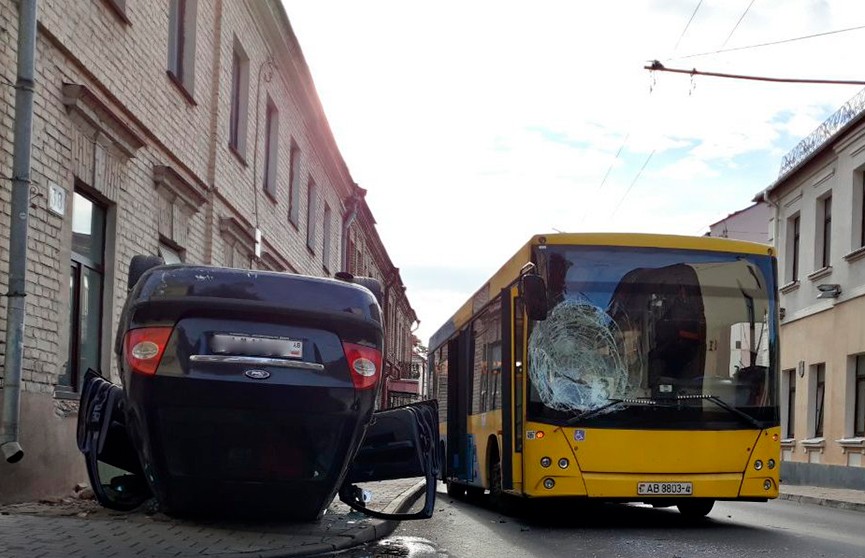 Ford опрокинулся на крышу после столкновения с автобусом в центре Гродно