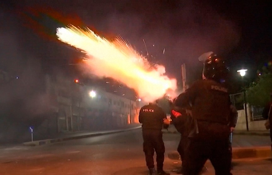 Погромы и столкновения с полицией: в Бейруте продолжаются протесты