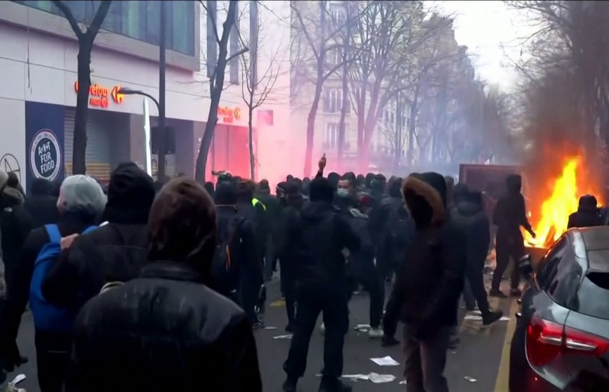 После акций протеста центр Парижа стал похож на декорации к постапокалиптическим фильмам