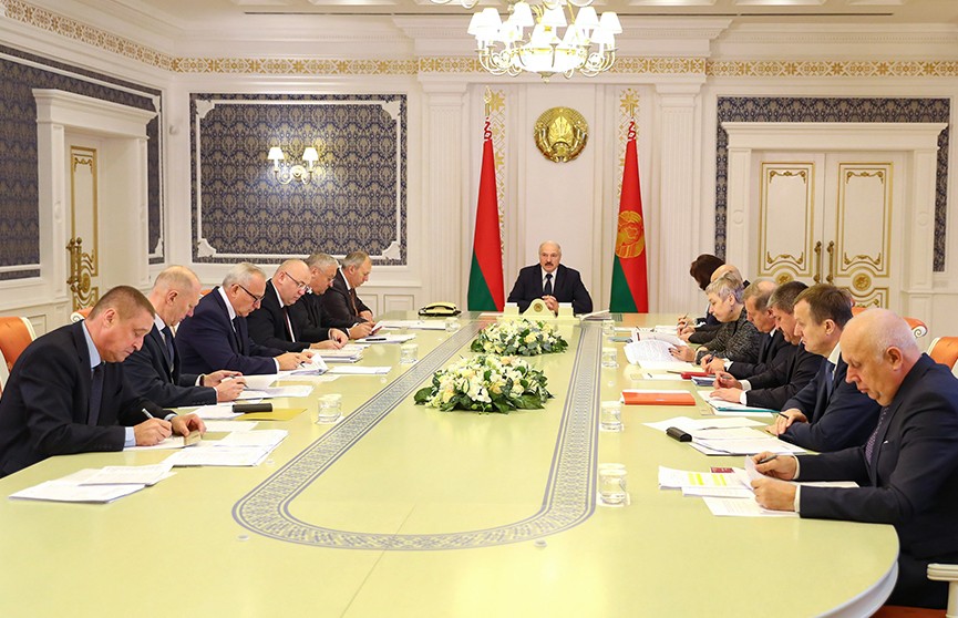 Лукашенко: Единственная работа в поле после 7 ноября – пахать под зябь