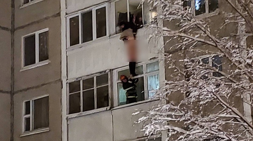 В Минске спасатели сняли с балкона четвертого этажа женщину