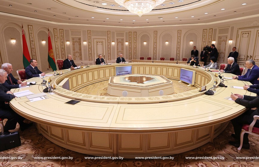 Беларусь и Россия не должны поддаваться на уловки желающих исказить историю – Лукашенко