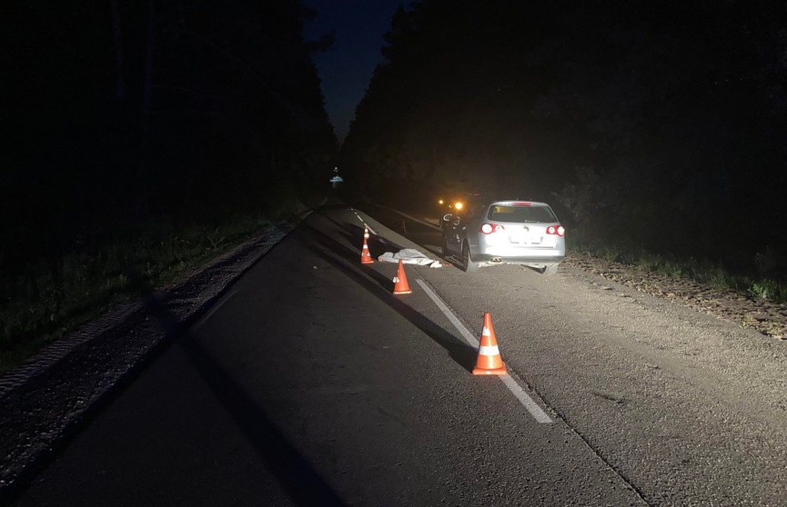 Автомобиль наехал на лежащего на дороге человека на трассе в Смолевичском районе