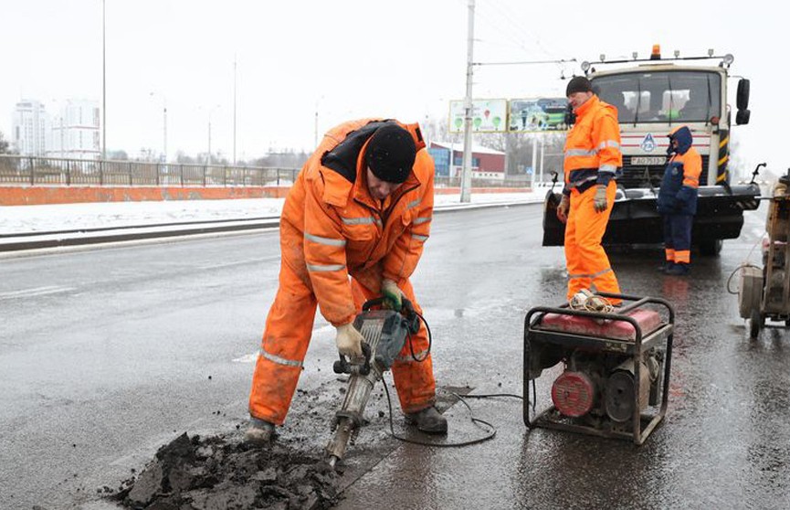 Новое оборудование по борьбе с ямами на дорогах апробируют в Могилевской области