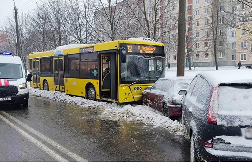 ДТП в Минске: водителю автобуса стало плохо во время движения