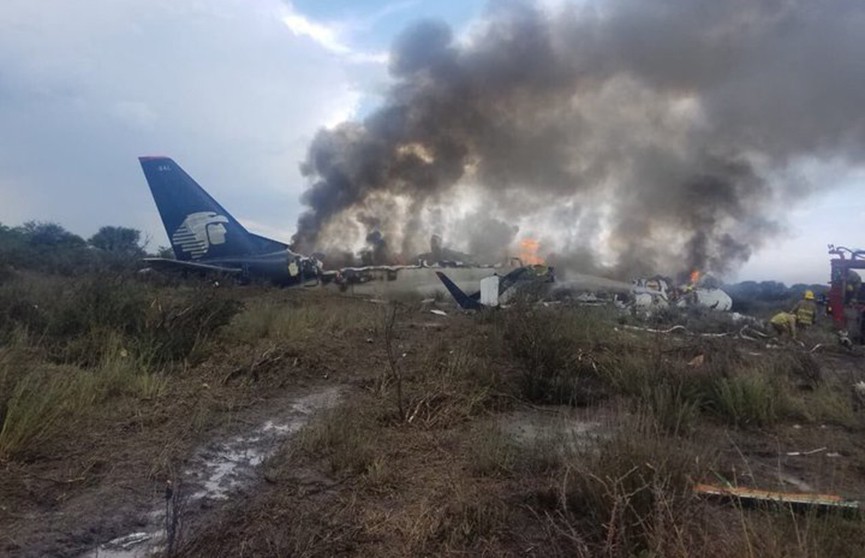 Авиалайнер потерпел крушение в Мексике, все пассажиры выжили