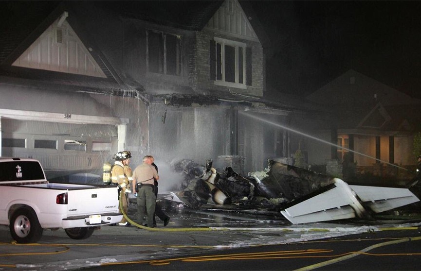 Легкомоторный самолёт упал на жилой дом в США