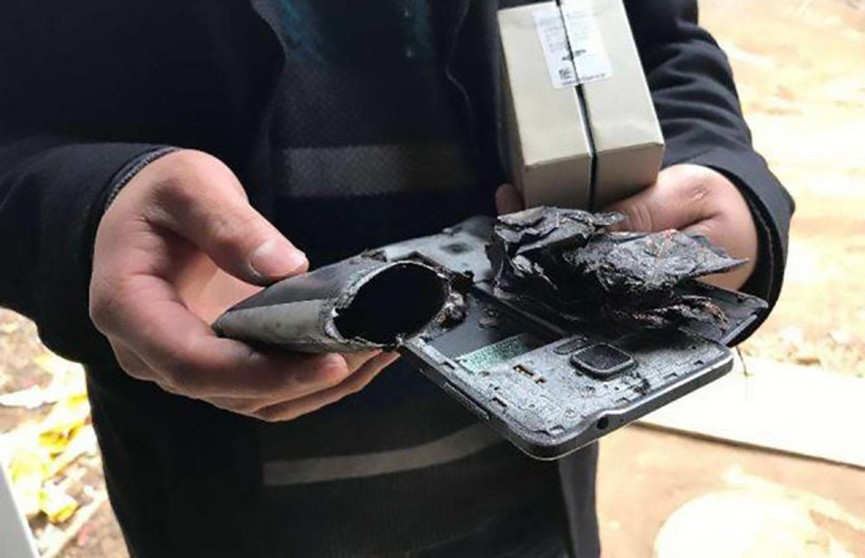 Смартфон Samsung взорвался в руках маленькой девочки в Китае